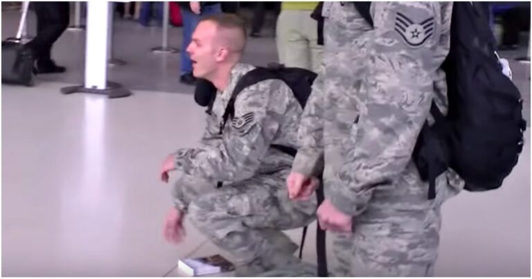 Serviceman Drops To His Knees When His Parents Aren’t There
To Greet Him